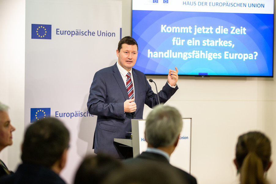 Illustration: Herzlich willkommen : Dr. Martin Selmayr,der neue Vertreter der Europäischen Kommission in Wien